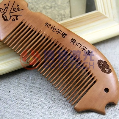 梳子定制暖心礼物来袭-竹木制品激光打标机